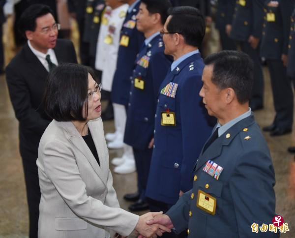 蔡英文上午主持陆海空军将官晋任布达暨授阶典礼,并一一与晋任将官握手道贺。(记者刘信德摄) 蔡英文上午主持陆海空军将官晋任布达暨授阶典礼,并一一与晋任将官握手道贺。(记者刘信德摄)