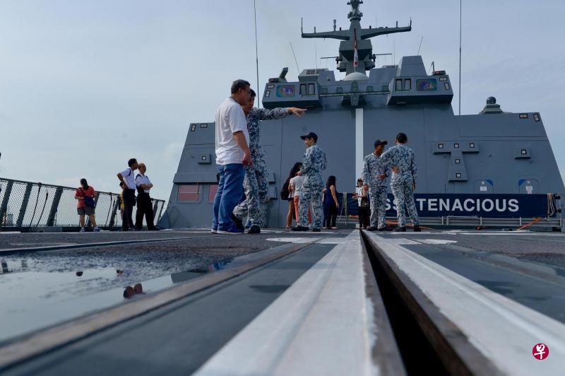 约30名来自儿童癌症基金会和陈树南卫理公会儿童院的孩童与他们的家人昨天抢先登上威武级护卫舰强力号参观,并乘舰从樟宜海军基地驶到怡丰城。(海峡时报) 约30名来自儿童癌症基金会和陈树南卫理公会儿童院的孩童与他们的家人昨天抢先登上威武级护卫舰强力号参观,并乘舰从樟宜海军基地驶到怡丰城。(海峡时报)