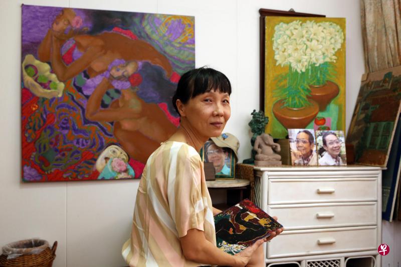 邓尔昌妹妹邓素真这两年整理出哥哥500多件遗作的数码目录,更找了专业摄影师为大作拍照。 邓尔昌妹妹邓素真这两年整理出哥哥500多件遗作的数码目录,更找了专业摄影师为大作拍照。