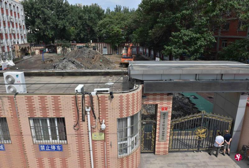 北京实验二小白云路分校新建塑胶操场出现异味,虽经环保部门检测后各项指标均符合国家标准,但在家长的压力下,官方上周拆除了该校整个操场。(新华社) 北京实验二小白云路分校新建塑胶操场出现异味,虽经环保部门检测后各项指标均符合国家标准,但在家长的压力下,官方上周拆除了该校整个操场。(新华社)