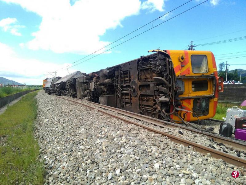 台湾一列从高雄左营站开往花莲的火车昨天下午在花莲出轨翻车。(新华社) 台湾一列从高雄左营站开往花莲的火车昨天下午在花莲出轨翻车。(新华社)