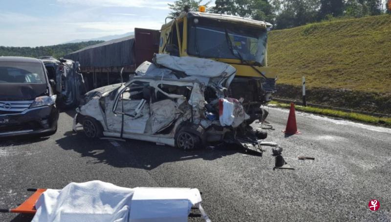 两名死者乘坐的轿车,遭失控的罗厘猛撞后被夹在另一辆罗厘中间,车毁人亡。(东方日报) 两名死者乘坐的轿车,遭失控的罗厘猛撞后被夹在另一辆罗厘中间,车毁人亡。(东方日报)