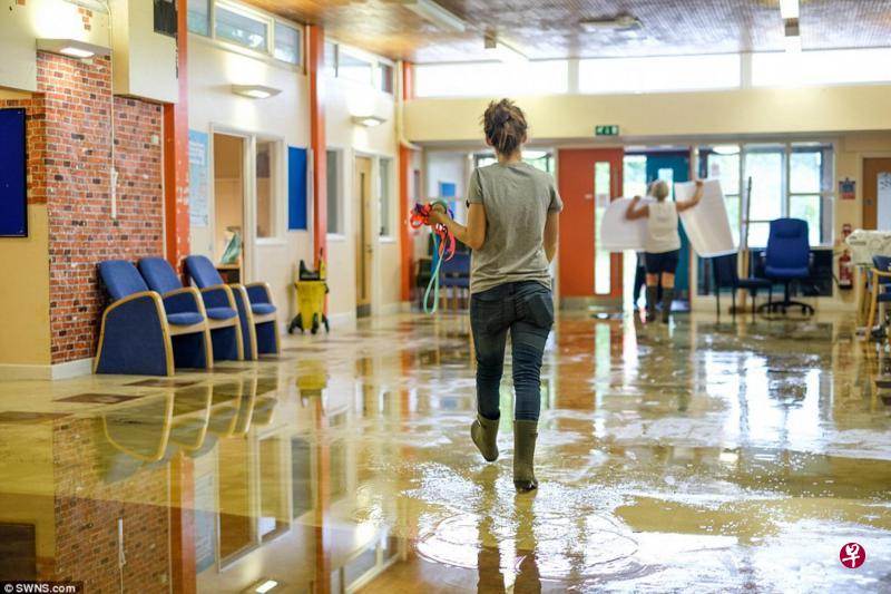英格兰东南部萨里郡切辛顿的这个投票站,投票前夕通宵下大雨,结果第二天投票站出现积水,当局只好关掉这个投票站,要求选民改到其他地点投票。(互联网) 英格兰东南部萨里郡切辛顿的这个投票站,投票前夕通宵下大雨,结果第二天投票站出现积水,当局只好关掉这个投票站,要求选民改到其他地点投票。(互联网)