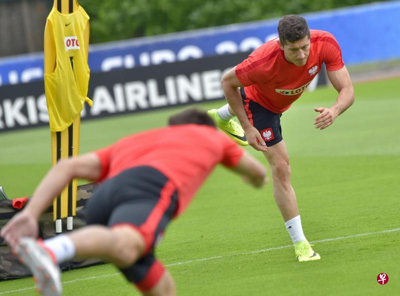 ▲波兰前锋莱万多夫斯基(右)还未在本届欧锦赛取得进球。(法新社) ▲波兰前锋莱万多夫斯基(右)还未在本届欧锦赛取得进球。(法新社)