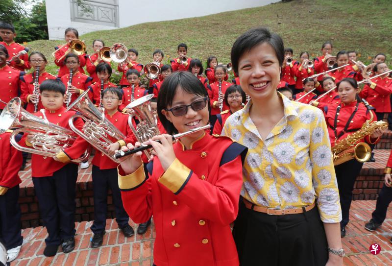 今年是新加坡青年节50周年,教育部艺术教育处处长许明丽(前右)、参与表演的学生陈纬宣及众多表演者都非常期待能给公众带来与往年不同的精彩表演。(邬福梁摄) 今年是新加坡青年节50周年,教育部艺术教育处处长许明丽(前右)、参与表演的学生陈纬宣及众多表演者都非常期待能给公众带来与往年不同的精彩表演。(邬福梁摄)