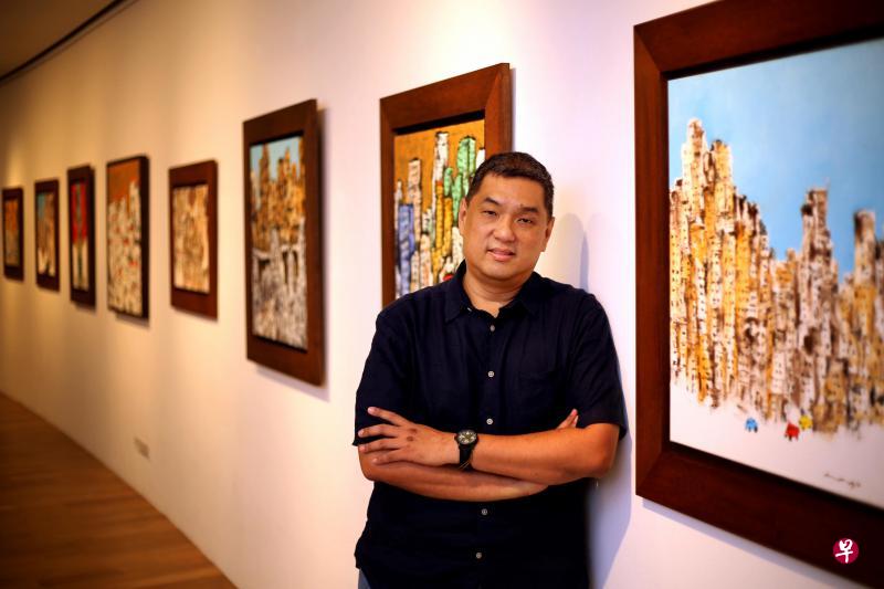 谈及勾画城市景观的缘起,林仰章说一天他在电视上看到纽约的鸟瞰图,灵机一动,有了绘画城市的冲动。(龙国雄摄) 谈及勾画城市景观的缘起,林仰章说一天他在电视上看到纽约的鸟瞰图,灵机一动,有了绘画城市的冲动。(龙国雄摄)