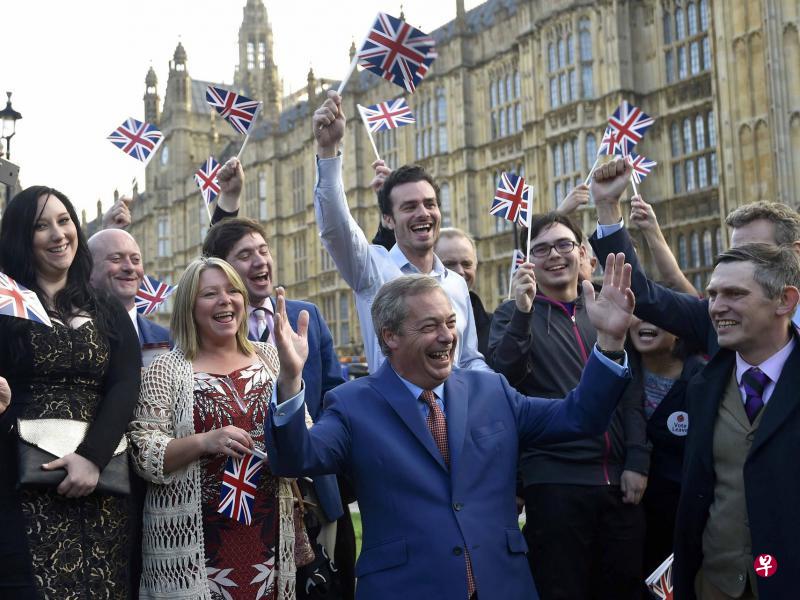 脱欧派得胜后,反欧盟的英国独立党党魁法拉奇(前中)与支持者在伦敦国会大厦外欢欣鼓舞。(路透社) 脱欧派得胜后,反欧盟的英国独立党党魁法拉奇(前中)与支持者在伦敦国会大厦外欢欣鼓舞。(路透社)