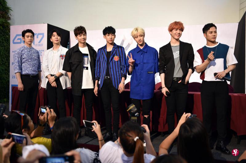 图为GOT7七名成员，左起：“Junior”朴珍荣、崔荣宰、队长林在范、BamBam、段宜恩、金有谦与“Jackson”王嘉尔。