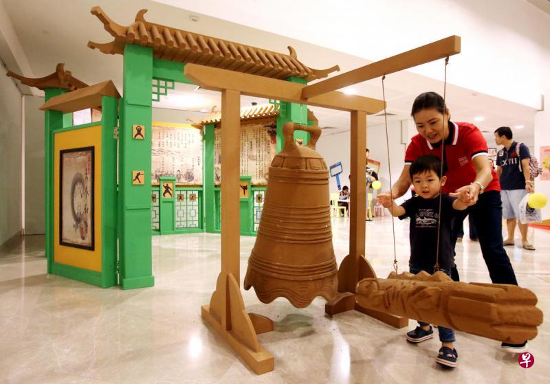 新加坡中国文化中心举办展览,展示儿童戏剧场景和道具,让孩童在互动体验中欣赏文化。(蔡婉婷摄) 新加坡中国文化中心举办展览,展示儿童戏剧场景和道具,让孩童在互动体验中欣赏文化。(蔡婉婷摄)