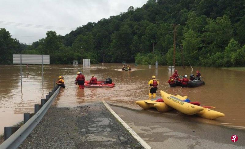连夜暴雨导致卡诺瓦县河水泛滥,多条公路被淹没,搜救队乘橡皮艇去各处解救受困的灾民。(路透社) 连夜暴雨导致卡诺瓦县河水泛滥,多条公路被淹没,搜救队乘橡皮艇去各处解救受困的灾民。(路透社)