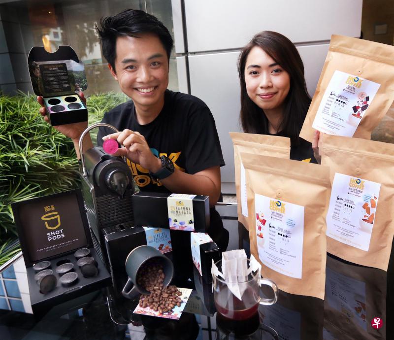 留学英国的情侣档陈扬恒(左)与薛颖淇半年前推出咖啡订购包服务。(周柏荣摄) 留学英国的情侣档陈扬恒(左)与薛颖淇半年前推出咖啡订购包服务。(周柏荣摄)