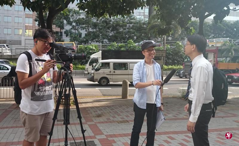 彭勇辉(左一)与组员在香港街头访问民众。(受访者提供) 彭勇辉(左一)与组员在香港街头访问民众。(受访者提供)