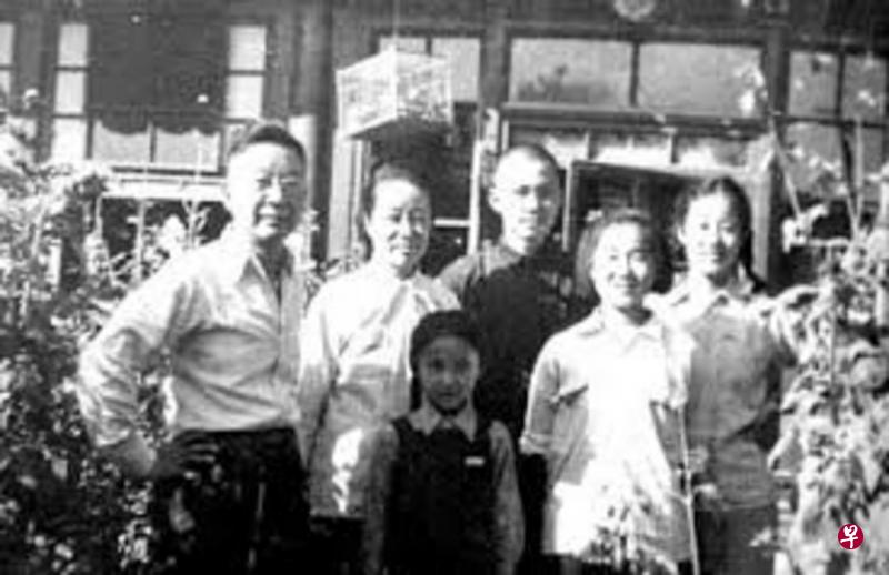 1953年夏老舍一家人在院中合影。左起老舍、胡絜青、舒立、舒乙、舒雨、舒济。(网络图) 1953年夏老舍一家人在院中合影。左起老舍、胡絜青、舒立、舒乙、舒雨、舒济。(网络图)