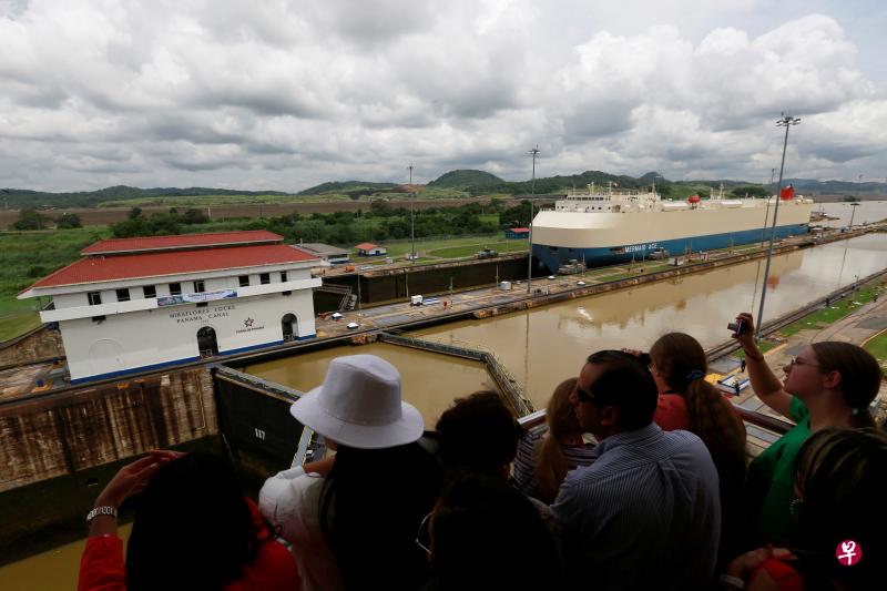 巴拿马人在丛林中“开天辟地”,拓宽原有的巴拿马运河,总共挖掘了1亿5000万吨的泥土和碎石。在大西洋和太平洋入海口分别建造新的船闸,动用1200万公吨水泥,以及19万2000公吨钢材(相当于19座巴黎埃菲尔铁塔)。(路透社) 巴拿马人在丛林中“开天辟地”,拓宽原有的巴拿马运河,总共挖掘了1亿5000万吨的泥土和碎石。在大西洋和太平洋入海口分别建造新的船闸,动用1200万公吨水泥,以及19万2000公吨钢材(相当于19座巴黎埃菲尔铁塔)。(路透社)