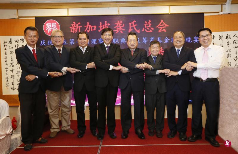 六桂宗亲会会长欢聚一堂,誓愿精诚团结,弘扬先祖荣光。左起为六桂堂及翁氏总会会长翁两光、江氏总会会长江春彣、南洋洪氏总会会长洪振炎、名誉顾问暨裕廊集选区议员洪维能、六桂堂名誉顾问洪茂成、龚氏总会会长龚运松、汪氏总会会长汪家裕,以及南洋方氏总会主席方百成。(梁麒麟摄) 六桂宗亲会会长欢聚一堂,誓愿精诚团结,弘扬先祖荣光。左起为六桂堂及翁氏总会会长翁两光、江氏总会会长江春彣、南洋洪氏总会会长洪振炎、名誉顾问暨裕廊集选区议员洪维能、六桂堂名誉顾问洪茂成、龚氏总会会长龚运松、汪氏总会会长汪家裕,以及南洋方氏总会主席方百成。(梁麒麟摄)