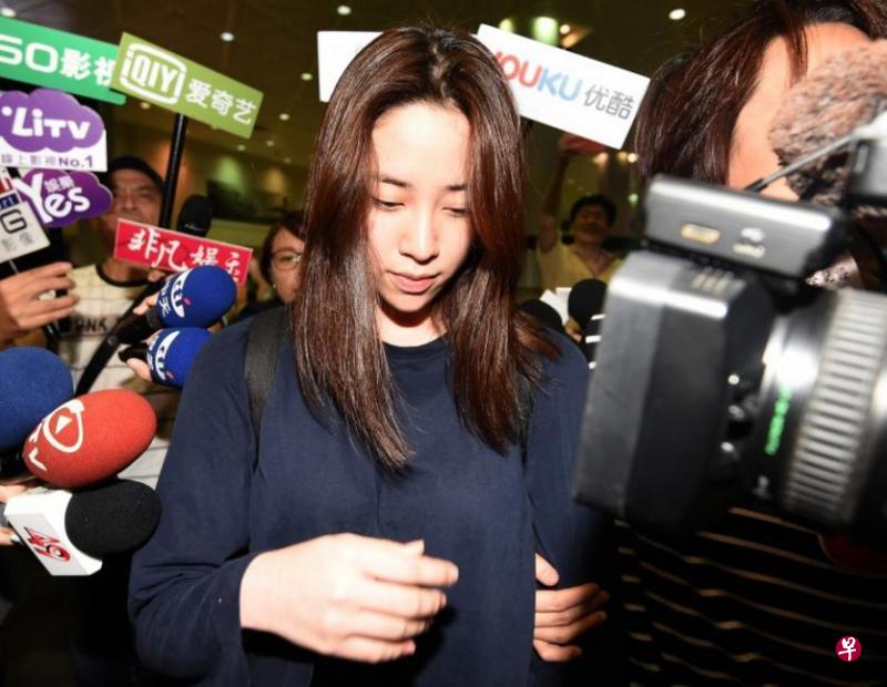 欧阳妮妮道歉过程仅68秒就快闪。(自由时报图) 欧阳妮妮道歉过程仅68秒就快闪。(自由时报图)