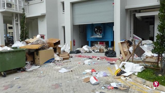 吉丰连路第817A座新组屋垃圾槽周围一片狼藉。(赖南达摄) 吉丰连路第817A座新组屋垃圾槽周围一片狼藉。(赖南达摄)