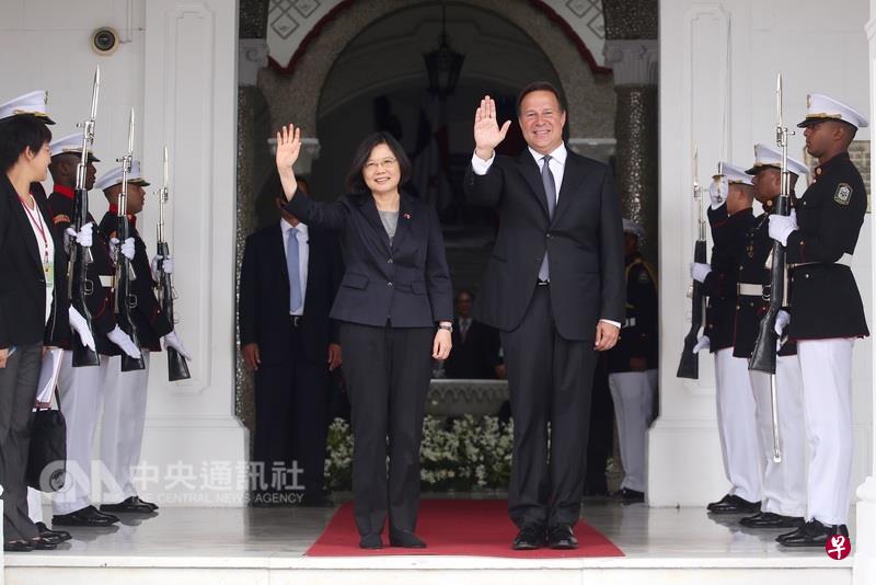 蔡英文27日(当地时间)赴巴拿马总统府与巴拿马总统巴雷拉(中右)会面。(中央社) 蔡英文27日(当地时间)赴巴拿马总统府与巴拿马总统巴雷拉(中右)会面。(中央社)