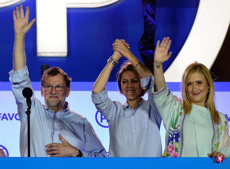 人民党党魁兼西班牙临时首相拉霍伊(左)在选后与该党成员在马德里的总部向支持者挥手致意。(法新社) 人民党党魁兼西班牙临时首相拉霍伊(左)在选后与该党成员在马德里的总部向支持者挥手致意。(法新社)