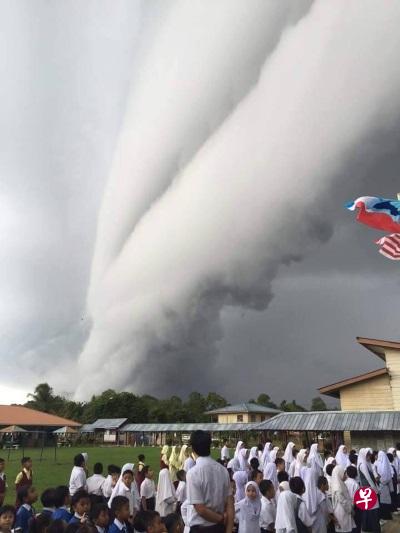 沙巴州保佛民众拍到的地形云。(星洲日报) 沙巴州保佛民众拍到的地形云。(星洲日报)