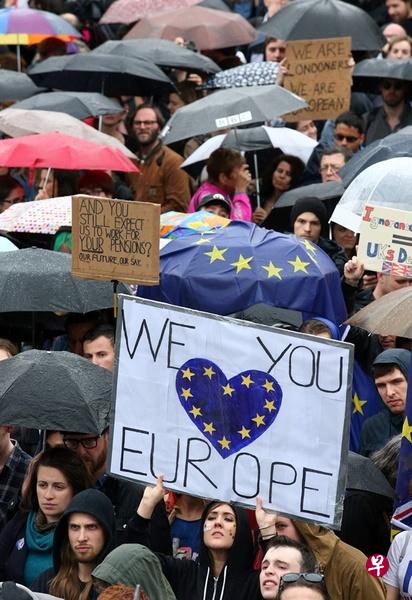 大批英国民众28日聚集在特拉法加广场,对英国脱欧的公投结果表示抗议。(法新社) 大批英国民众28日聚集在特拉法加广场,对英国脱欧的公投结果表示抗议。(法新社)