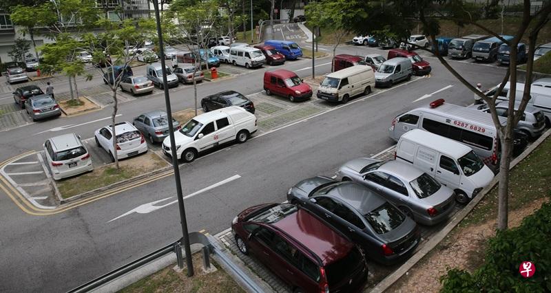 组屋停车场季票价格也会上调。居民首辆车在组屋露天停车场的停车季票价格从65元上调至80元,增幅15元。 组屋停车场季票价格也会上调。居民首辆车在组屋露天停车场的停车季票价格从65元上调至80元,增幅15元。