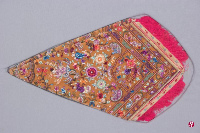 土生华人庆典礼仪所用的手帕及有金色刺绣的靴子(下)。 土生华人庆典礼仪所用的手帕及有金色刺绣的靴子(下)。