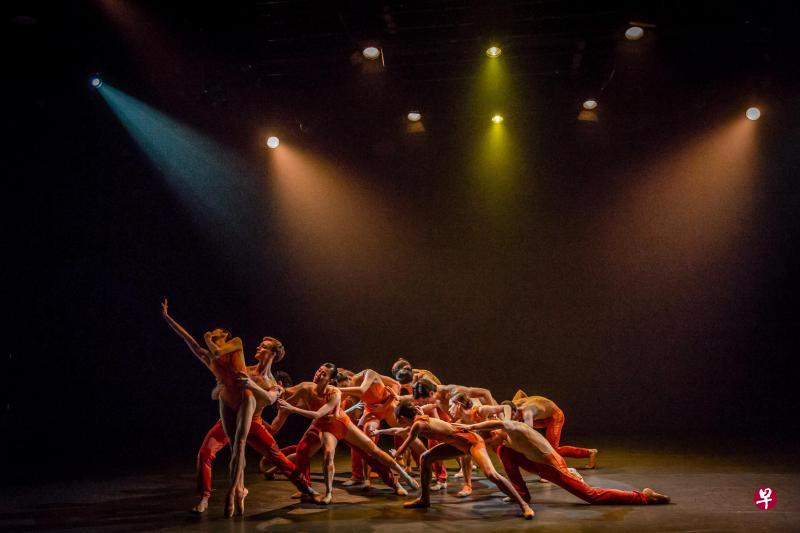 马聪的《影之边缘》看点是大部头的群舞。 马聪的《影之边缘》看点是大部头的群舞。