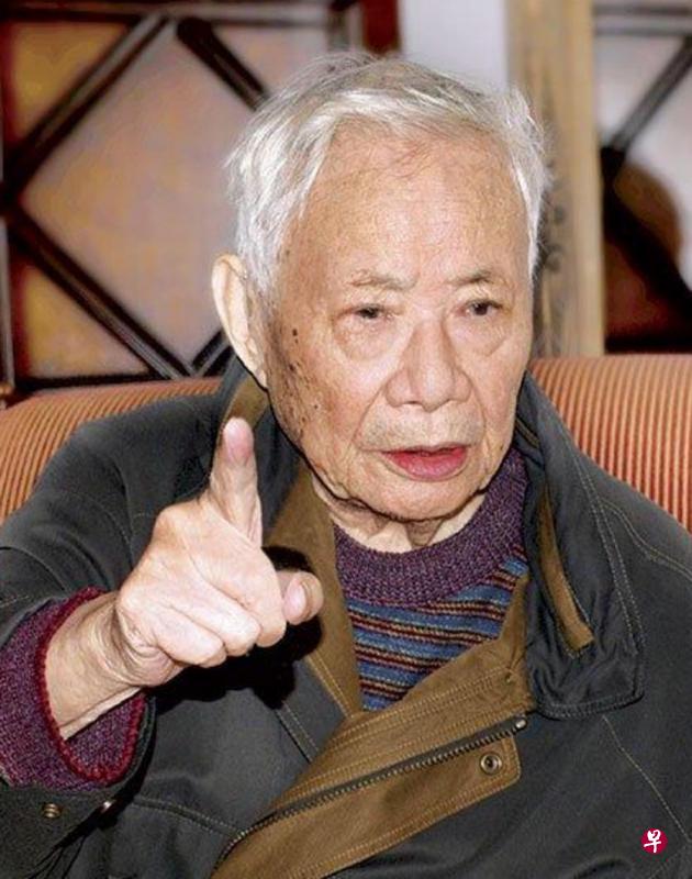 许家屯在中共前总书记胡耀邦、赵紫阳时代担任地方领导人。他任中共江苏省委书记时,以倡导乡镇企业知名,并在1983年获委出任新华社香港分社社长,在任内获得作风开明的评价。(互联网) 许家屯在中共前总书记胡耀邦、赵紫阳时代担任地方领导人。他任中共江苏省委书记时,以倡导乡镇企业知名,并在1983年获委出任新华社香港分社社长,在任内获得作风开明的评价。(互联网)