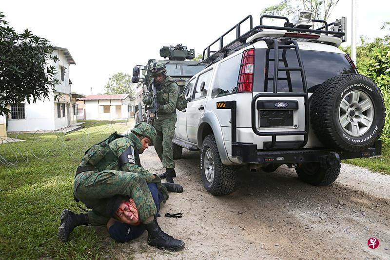 新加坡武装部队成立新陆军速应部队(Army Deployment Force,简称ADF),协助军警应对恐袭事件。(陈斌勤摄) 新加坡武装部队成立新陆军速应部队(Army Deployment Force,简称ADF),协助军警应对恐袭事件。(陈斌勤摄)