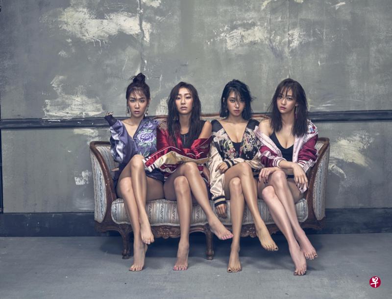 韩国女团SISTAR（左起）昭宥、孝琳、宝拉、多顺，以火辣造型亮相，袒胸露腿跳着各种撩人舞姿。