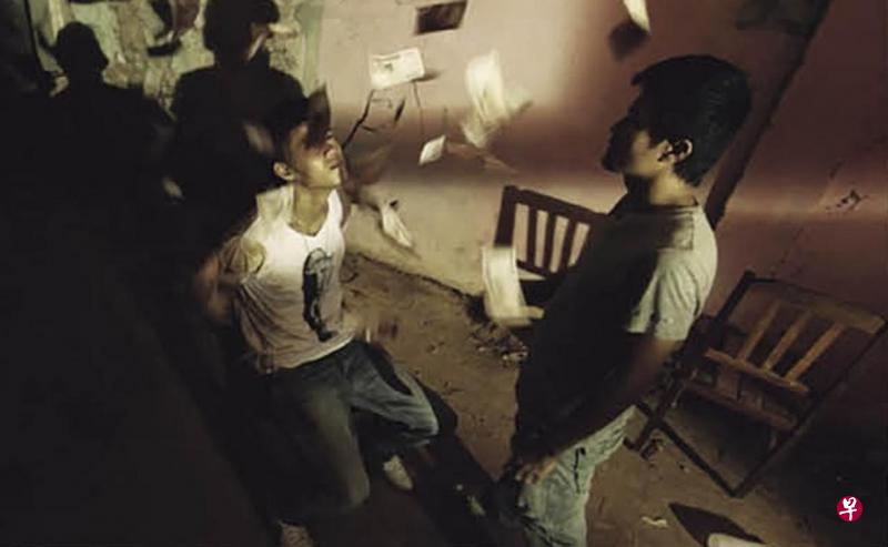 《地平线上》挑战老挝电检尺度,真实刻画了极权统治下的社会分歧。 《地平线上》挑战老挝电检尺度,真实刻画了极权统治下的社会分歧。