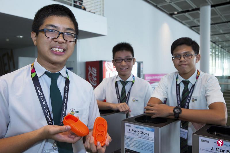 辅廉中学学生陈邦浩(中)与队友吴恺文(左)、穆罕默德利用3D打印技术设计“飞行鞋”模型,构想未来的代步工具。(曾道明摄) 辅廉中学学生陈邦浩(中)与队友吴恺文(左)、穆罕默德利用3D打印技术设计“飞行鞋”模型,构想未来的代步工具。(曾道明摄)