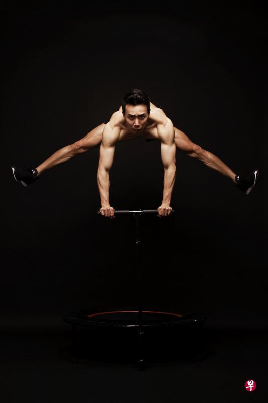 陈锦扬示范弹体健身。 陈锦扬示范弹体健身。