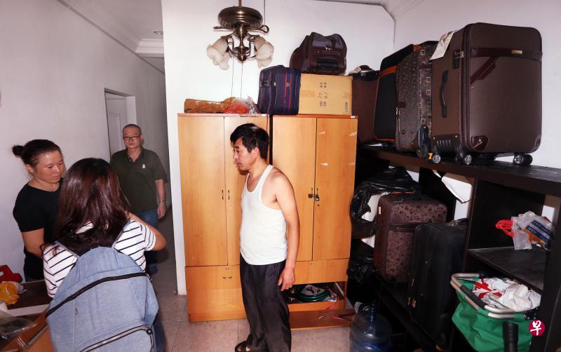 罗弄马来由这个排屋的约20名租客投诉,二房东令租客在两天内搬迁,却讨不回押金和剩余月租。(周柏荣摄) 罗弄马来由这个排屋的约20名租客投诉,二房东令租客在两天内搬迁,却讨不回押金和剩余月租。(周柏荣摄)