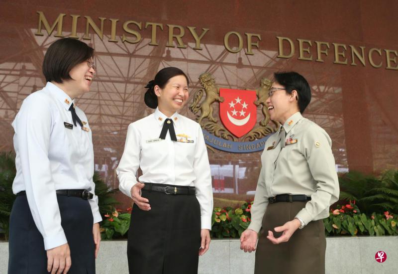 空防团团长许依雯(左起)、海军训练处处长吴慧可和武装部队人事行政指挥部司令李炎珠,昨天获擢升为上校。(谢智扬摄) 空防团团长许依雯(左起)、海军训练处处长吴慧可和武装部队人事行政指挥部司令李炎珠,昨天获擢升为上校。(谢智扬摄)