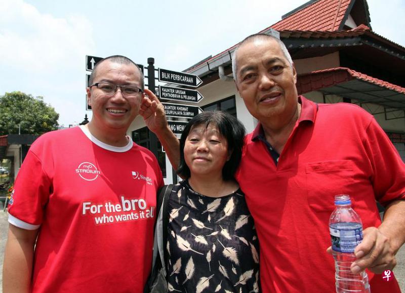 莫奕鸿(右)和莫伟强(左)去年3月获准保外候审,当时郭淑兰(中)还特别准备红衣让父子俩穿上,沾染喜气。(档案照) 莫奕鸿(右)和莫伟强(左)去年3月获准保外候审,当时郭淑兰(中)还特别准备红衣让父子俩穿上,沾染喜气。(档案照)