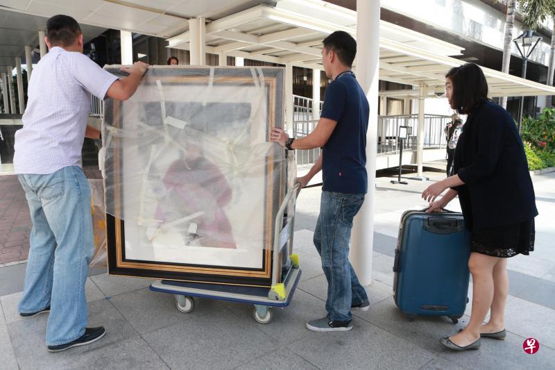 ▲警方将起回的画作运送到法庭作为呈堂证物。(唐家鸿摄) ▲警方将起回的画作运送到法庭作为呈堂证物。(唐家鸿摄)