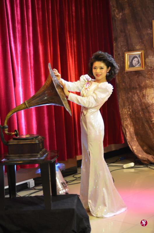 邓丽君三哥大赞王静(上图)歌声和邓丽君有着90%以上的相似度。 邓丽君三哥大赞王静(上图)歌声和邓丽君有着90%以上的相似度。