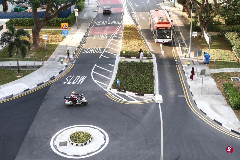 马林台的T字路口已改建成迷你“交通圈”,使车辆转弯时放慢速度,让年长者可以安全过马路。(陈斌勤摄) 马林台的T字路口已改建成迷你“交通圈”,使车辆转弯时放慢速度,让年长者可以安全过马路。(陈斌勤摄)