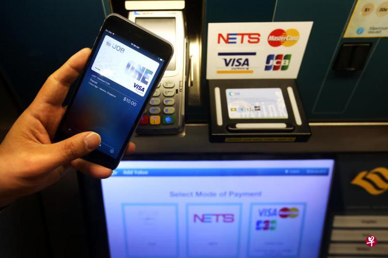 一些乘客从即日起,可在普通自动售票机使用手机电子钱包应用,或把信用卡或转账卡在充值器屏幕上“挥一挥”为CEPAS卡充值。 (萧紫薇摄) 一些乘客从即日起,可在普通自动售票机使用手机电子钱包应用,或把信用卡或转账卡在充值器屏幕上“挥一挥”为CEPAS卡充值。 (萧紫薇摄)