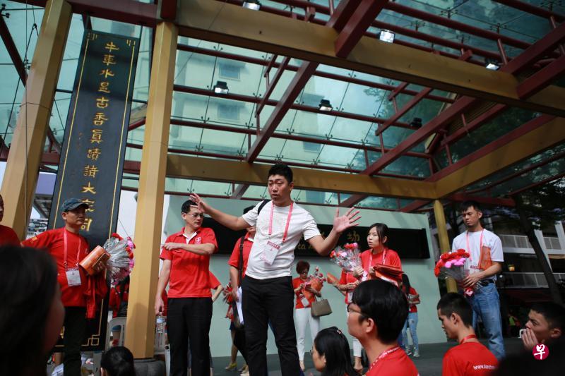 郝风新(中)向义工讲解活动详情。 郝风新(中)向义工讲解活动详情。