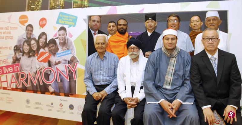 本地各宗教组织的领袖出席了昨晚在滨海湾金沙举行的第13届种族宗教和谐联谊宴会。图为新加坡宗教联谊会代表与其他宗教领袖一起在“和谐卡车”纸板造型前合照。(林泽锐摄) 本地各宗教组织的领袖出席了昨晚在滨海湾金沙举行的第13届种族宗教和谐联谊宴会。图为新加坡宗教联谊会代表与其他宗教领袖一起在“和谐卡车”纸板造型前合照。(林泽锐摄)