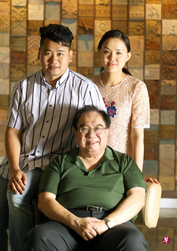 孙兆瑞（后起）和太太寇金晓将表演二重唱。前为音乐会主办人、美声音乐协会会长陈仰丰。