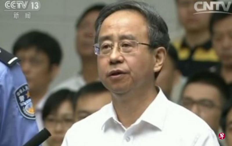 中国中央电视台《新闻联播》节目昨天播出令计划庭审画面。令计划身穿白色长袖上衣,头发些许花白,但没有明显消瘦。(取自新闻联播) 中国中央电视台《新闻联播》节目昨天播出令计划庭审画面。令计划身穿白色长袖上衣,头发些许花白,但没有明显消瘦。(取自新闻联播)