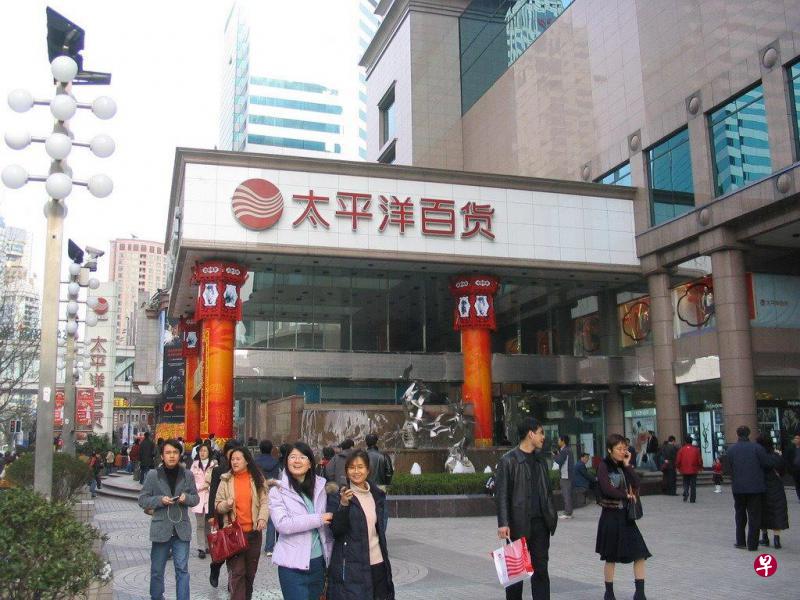 太平洋百货1997年开业,租约为20年,明年将到期,一直以来是淮海路商圈的老牌百货商店。如今,这座地标性建筑或将黯然离场。(互联网) 太平洋百货1997年开业,租约为20年,明年将到期,一直以来是淮海路商圈的老牌百货商店。如今,这座地标性建筑或将黯然离场。(互联网)