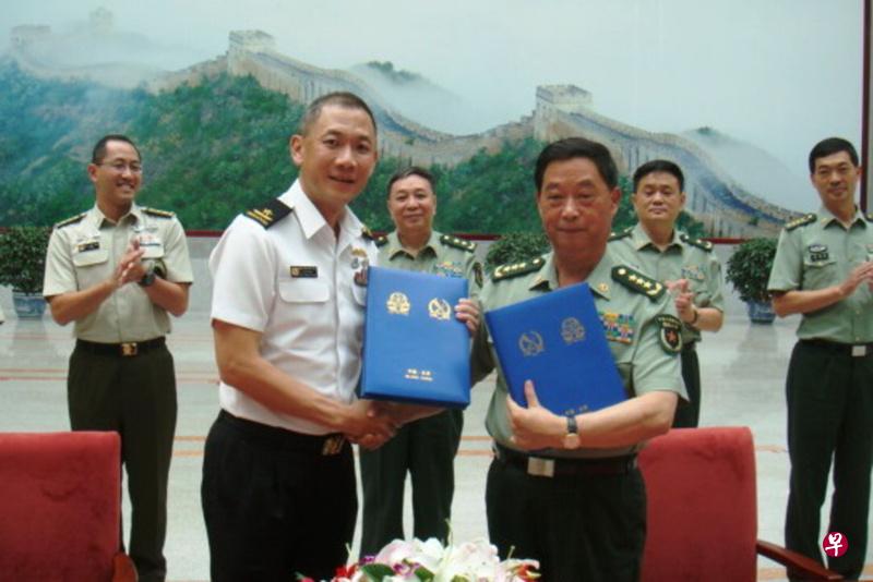 新加坡武装部队军训学院(SAFTI MI)院长严福君海军少将(一星),以及中国人民解放军国防大学校长张仕波上将昨天在北京签署合作备忘录。(国防部提供) 新加坡武装部队军训学院(SAFTI MI)院长严福君海军少将(一星),以及中国人民解放军国防大学校长张仕波上将昨天在北京签署合作备忘录。(国防部提供)