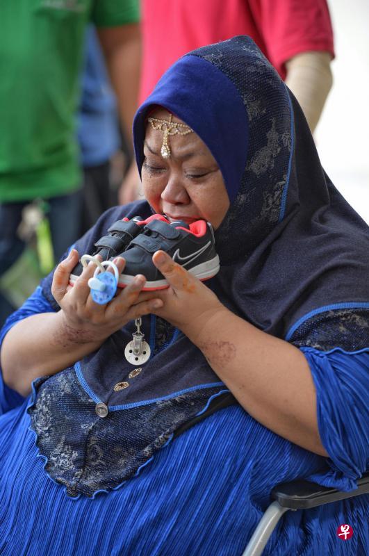 曾照顾男童的保姆马希塔昨天到法庭听审,她离开时拿着一双给男童新买的鞋子许久不语。(联合晚报) 曾照顾男童的保姆马希塔昨天到法庭听审,她离开时拿着一双给男童新买的鞋子许久不语。(联合晚报)