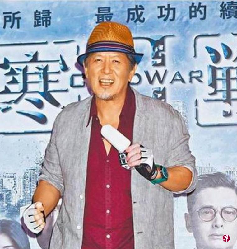 张国柱出席《寒战2》台北记者会,开心吃冰棒。 张国柱出席《寒战2》台北记者会,开心吃冰棒。