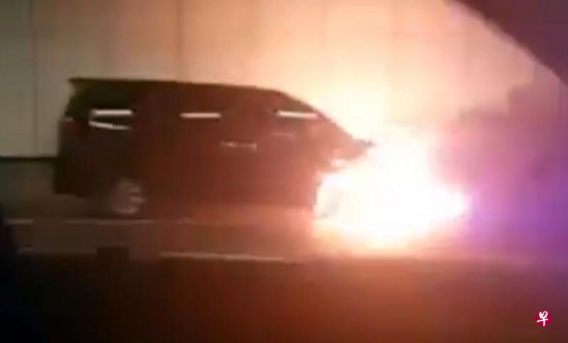 一辆轿车昨晚在加冷—巴耶利峇高速公路隧道内起火燃烧,造成隧道内浓烟弥漫,部分路段一度关闭。(取自SY CAI视频) 一辆轿车昨晚在加冷—巴耶利峇高速公路隧道内起火燃烧,造成隧道内浓烟弥漫,部分路段一度关闭。(取自SY CAI视频)